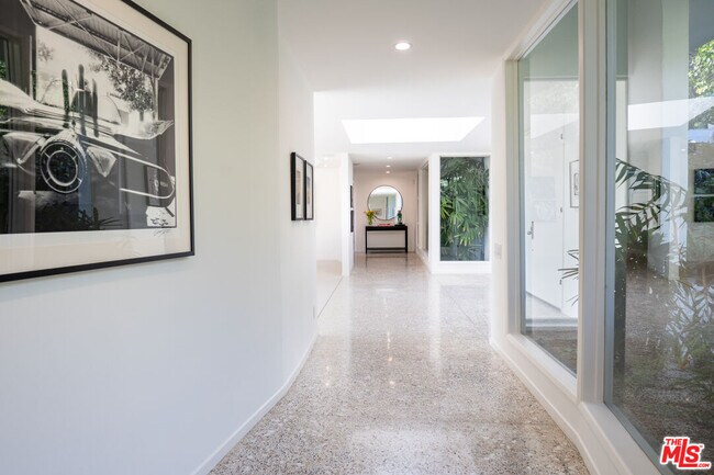 Building Photo - 1121 Loma Vista Dr