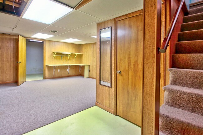 Building Photo - 2 Bedroom Condo On Holland's South Side