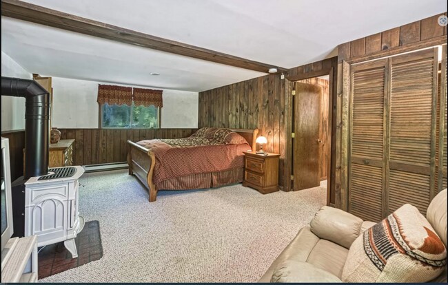Building Photo - Enfield - 3 Bed, 2 Bath fully furnished home with a loft - $3000