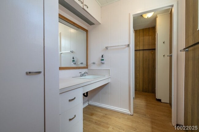 Building Photo - Move in Ready! 1 BD 1 BA home in Aiea ($300 off the first month’s rent if moved in before Decembe...