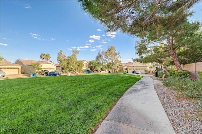 Building Photo - 8125 Chestnut Hollow Ave