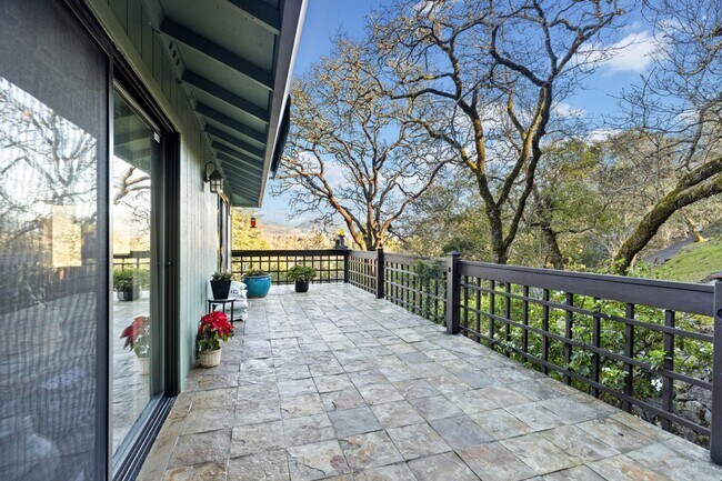 Building Photo - Breathtaking Views & Luxurious Furnished Rental in Oakmont's 55+ Community!