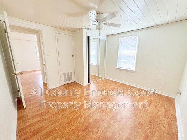 Building Photo - 733 Beach Dr