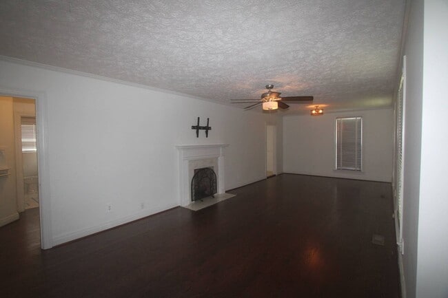 Building Photo - For Lease - 3 Bed, 1.5 Bath, 1600sqft, Sin...