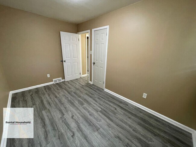 Building Photo - Charming & Beautifully Maintained 2-Bedroom Ranch Available Now!