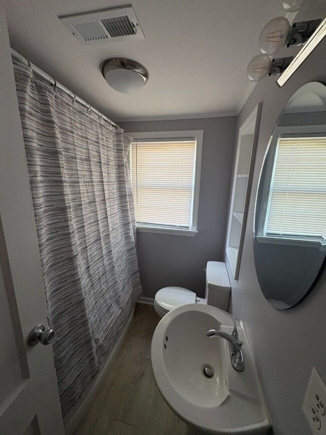 Building Photo - 3 Bedroom, 1 Bath Home
