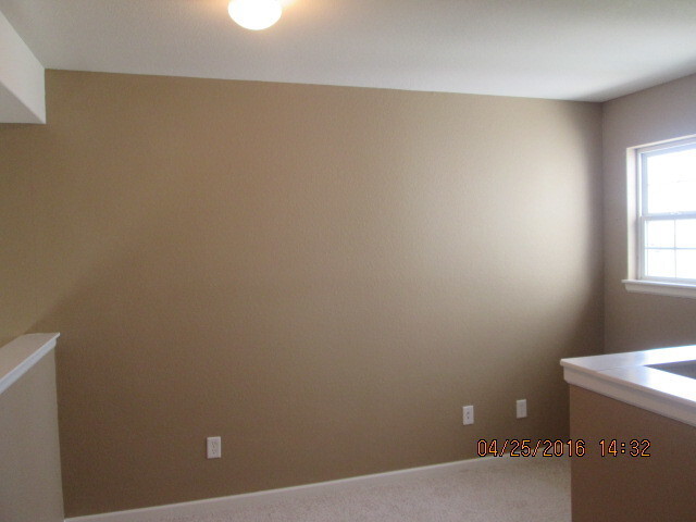 Building Photo - Spacious Townhouse