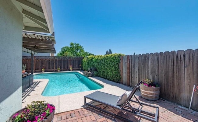 Building Photo - 483 Ontario Dr