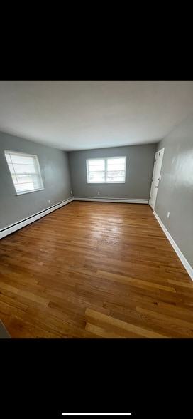 Living room - 100 Clinton Springs Ave