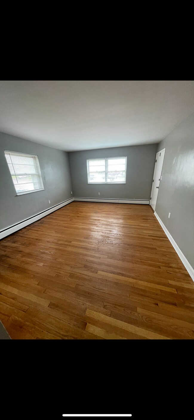 Living room - 100 Clinton Springs Ave