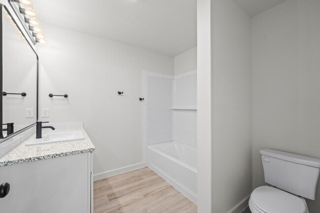 Building Photo - 2013 Cottonwood Ave