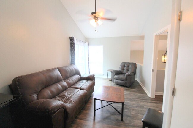 Building Photo - 1384 Bradley Dr