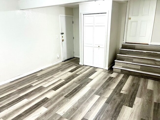 Building Photo - Midtown 3 Bed Apt. w/ 2 Car Garage