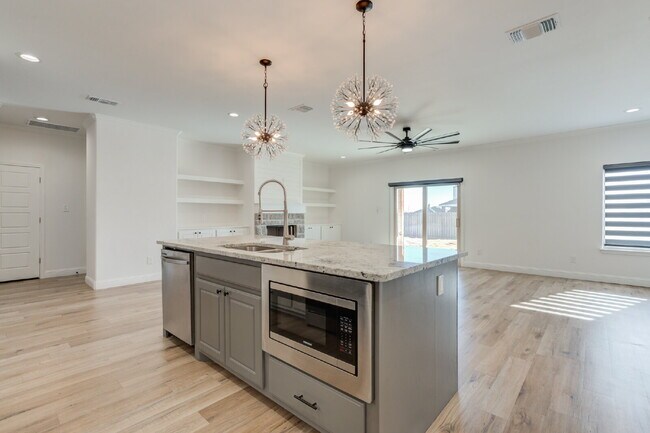 Building Photo - Custom built home in West Lubbock