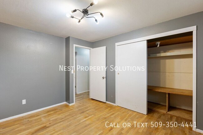 Building Photo - 603 N Crestview Dr