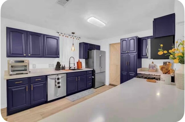 Building Photo - 1124 E Thirteenth St