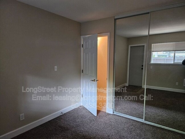 Building Photo - 4 Touchstone Dr