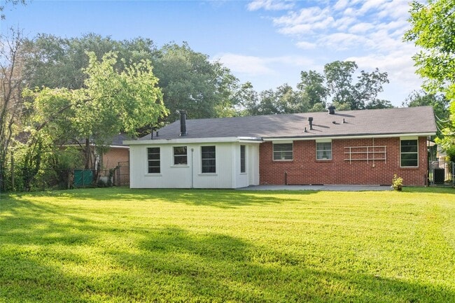 Building Photo - 833 Camilla Dr