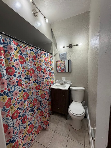 Building Photo - 489 Almond St