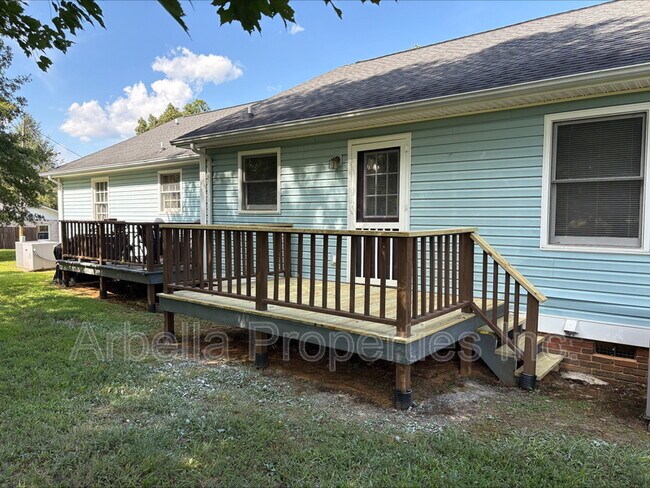 Building Photo - 119 Rowe Ln