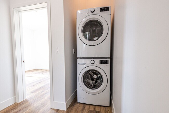 Building Photo - 4445 1/2 Auckland Ave