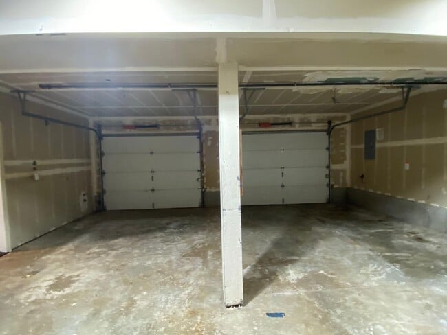 Building Photo - Stylish 4 Bedroom, 2 Bathroom Home with Gr...