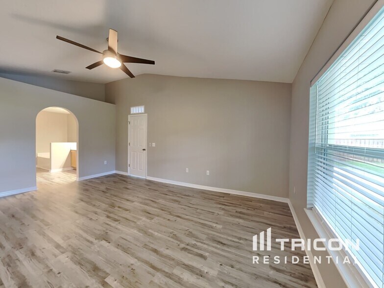 Building Photo - 262 King Arthur Ct