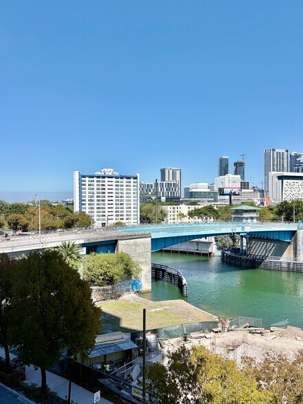 Building Photo - 10 SW South River Dr