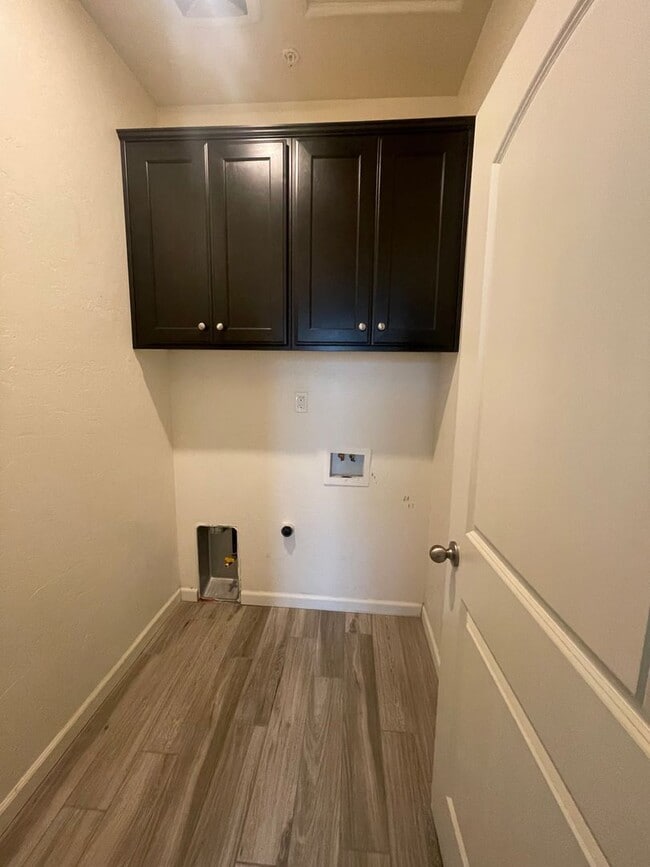 Building Photo - Newer home in gated community in Visalia