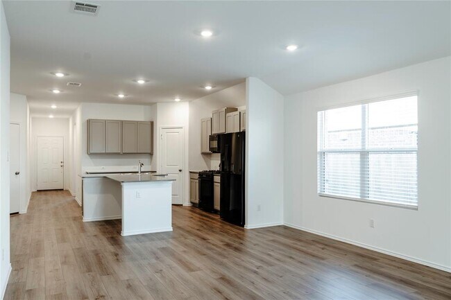 Building Photo - 603 Waterway Ave