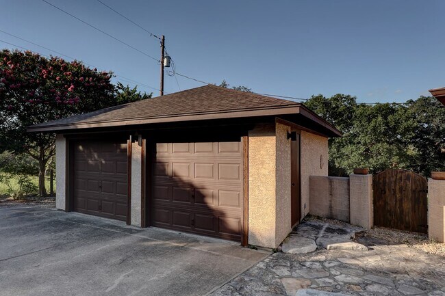 Building Photo - 115 Chaparral Pl W