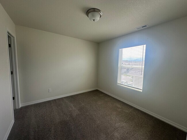 Building Photo - Modern 3-Bed, 3-Bath Home in District 20!!