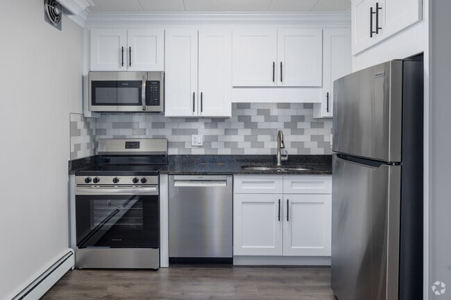 1BR, 1BA - 750SF - Kitchen - 4925 Fairview Ave