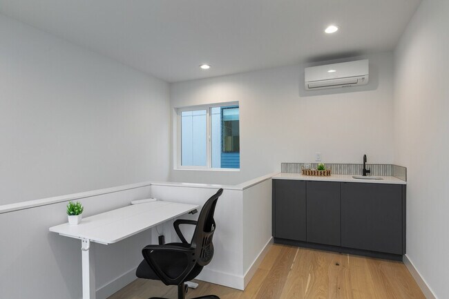 Building Photo - 129 11th Ave E