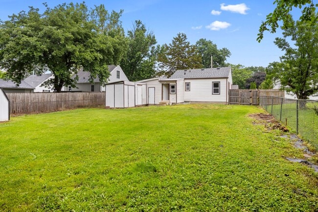 Building Photo - 1 Bedroom/ 1 Bath Home - Fenced in back yard and 1 Stall Garage