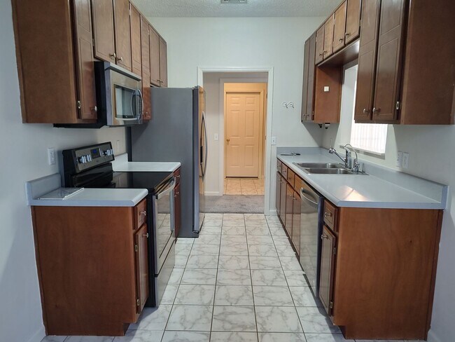 Building Photo - Spacious Home Conveniently Located in a Quiet Neighborhood!