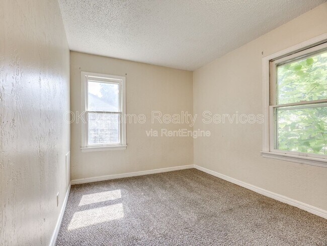 Building Photo - 3304 SE 19th St