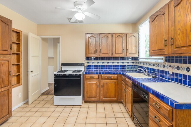 Building Photo - Charming 2-Bedroom Northridge Home with Pr...