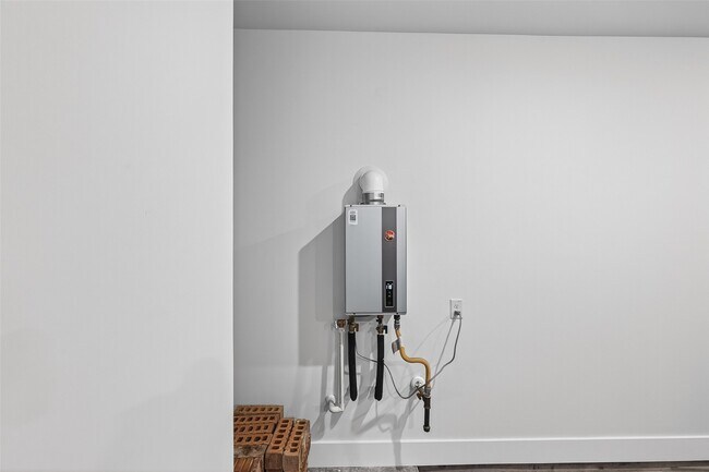 Building Photo - 24011 Breezy Bank Trl