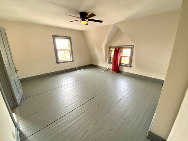Building Photo - Spacious 5 bed/2 bath on Victor Mins. from...