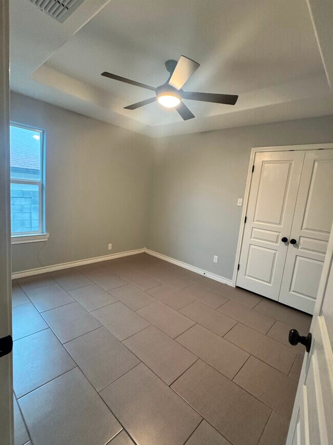 Building Photo - 203 Desert Palm Dr