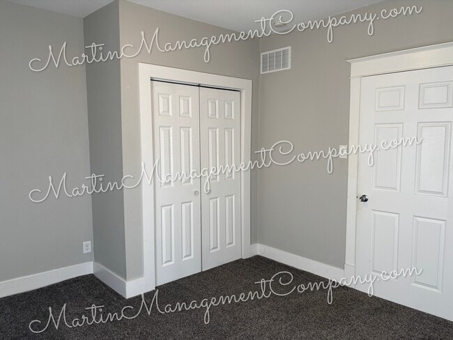 Building Photo - 1528 E 6th St