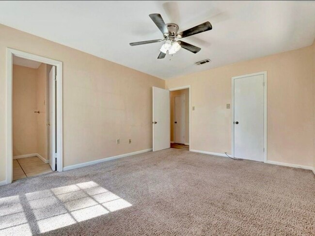 Building Photo - 1529 Shelton Dr