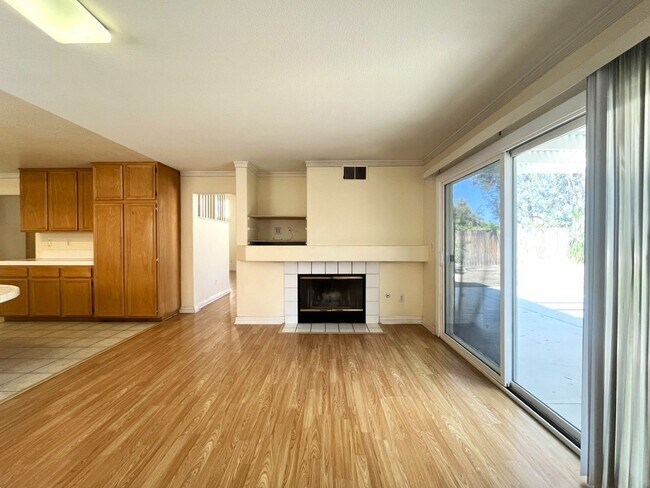Building Photo - 4 bed, 2.5 bath located in Corona, CA!