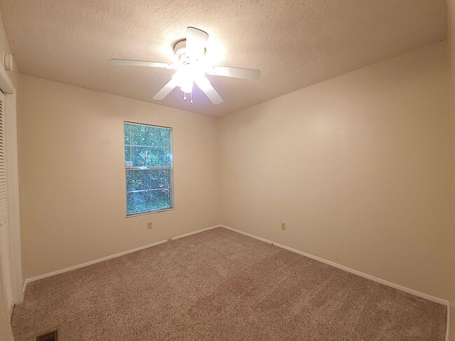 Building Photo - Welcome to this charming 3 bedroom, 2 bath...