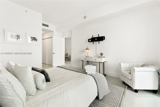 Building Photo - 900 Biscayne Blvd