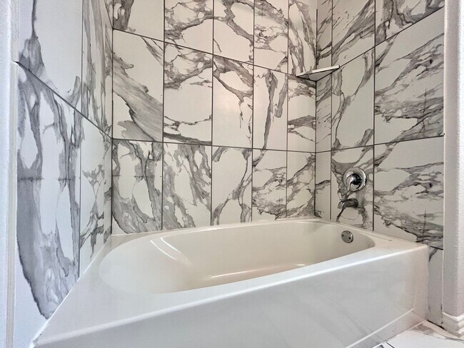 Building Photo - Bright & Beautiful 4 Bed, 3.5 Bath Home with Room for Everyone