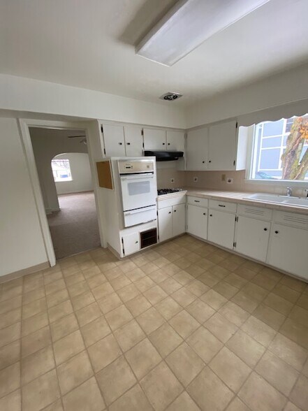 Kitchen - 404 Caroline St