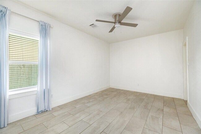 Building Photo - 829 Wakefield Dr