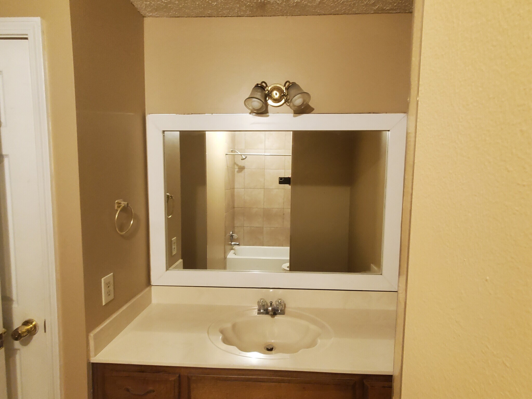 12" tile in bathroom - 2284 Hometown Dr